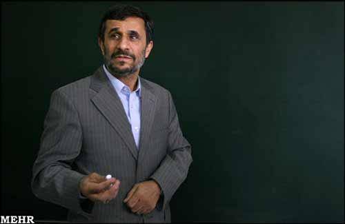 عکس: دستخط احمدی‏نژاد با گچ روی تخته سیاه