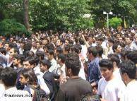 صدها تن از دانشجویان دانشگاه تهران در اعتراض به حضور برخی وزرای دولت احمدی‌نژاد در دانشگاه تهران، دست به تجمع و تظاهرات زدند. دانشجویان شعارهای «مرگ بر دیکتاتور»، «دانشجو می‌میرد ذلت نمی‌پذیرد» سر می‌دادند.