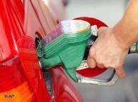 در صورت تصویب مجلس دولت به زودی سهمیه بنزین خودروهای شخصی را به روزی کمتر از دو لیتر (ماهانه ۵۵ لیتر) کاهش خواهد داد. سیمای جمهوری اسلامی روز پنجشنبه (۱۶ مهر) این خبر را به نقل از وزیر نفت اعلام کرد.