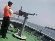رسانه‌های یمن روز سه‌شنبه (۲۷ اکتبر) گزارش دادند که یک کشتی حامل جنگ‌افزار، توسط نیروی دریایی این کشور توقیف شده است. بیشتر کارکنان این کشتی ایرانی بوده‌اند.