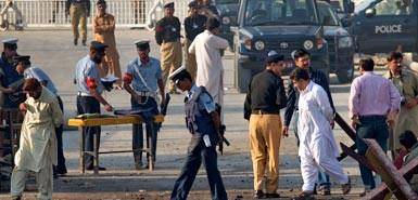 پس از ورود هیلاری کلینتون ، وزیر خارجه امریکا ، به پاکستان ، پلیس پاکستان از انفجار بمب در بازاری شلوغ در شهر پیشاور خبر داد و گفت : دراین انفجار دستکم 50 نفر کشته و 150 تن دیگر زخمی شدند.