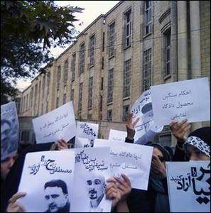 گزارش مشروح از تجمع خانواده های زندانیان سیاسی مقابل دادستانی تهران