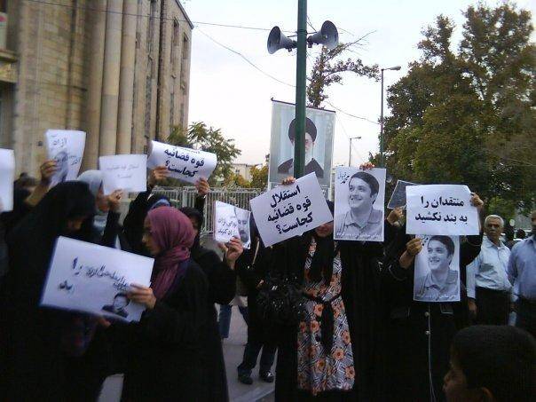 تجمع خانواده های زندانیان سیاسی در مقابل بهارستان