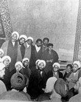تحصن آیت‌الله هاشمی رفسنجانی و امامی‌کاشانی در مسجد دانشگاه تهران / عکس