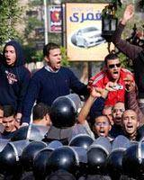 نيروهای پليس مصر به مردم معترض پيوستند