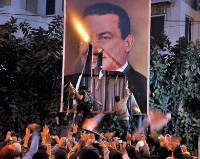 مقر حزب مبارک به آتش کشیده شد/تلاش برای تصرف رادیو تلویزیون دولتی/عقب نشینی ارتش در اسکندریه