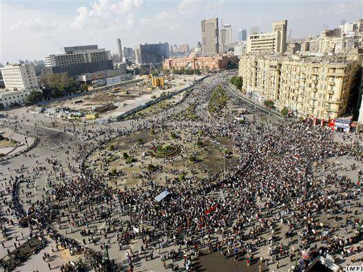 پرواز جنگنده‌های ارتش بر فراز  تظاهرات‌کنندگان مصری