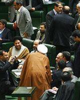 علاقه به عکس گرفتن از احمدی‌نژاد در مجلس/ عکس