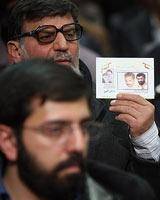 یک حاشیه از دیدار اعضای ستاد دهه فجر با احمدی‌نژاد/ عکس