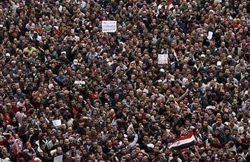 صدها هزار نفر از مردم مصر با نزدیک شدن زمان برگزاری نماز جمعه ، در میدان التحریر قاهره گردهم آمده اند.
