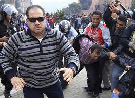 پنج مصری دیروز چهارشنبه در حمله نیروهای امنیتی این کشور به تظاهرکنندگان در شهر الخارجه واقع در استان " وادی جدید "کشته و دویست نفر دیگر زخمی شدند. فردا "جمعه سرنوشت ساز" در مصر