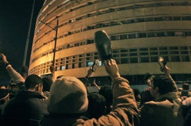 عکس/ در پی پافشاری مبارک بر ماندن در قدرت، مردم مصر در مقابل ساختمان رادیو و تلویزیون تجمع کردند