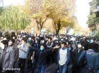 بنا به برخی گزارش‌ها با نزدیک‌شدن غروب شمار بیشتری از مردم تهران به صف معترضان می‌پیوندند. برخی از خیابان‌ها و اتوبان‌های تهران با ترافیک سنگین مواجه شده‌اند.از شهرهای دیگر نیز از تظاهرات و درگیری‌های پراکنده خبر می‌رسد.