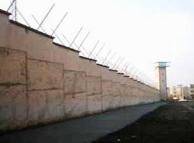 به‌گفته رئیس سازمان زندان‌ها، ظرف ۱۸ ماه گذشته تعداد زندانیان ایران ۵۵ هزار نفر افزایش یافته و به ۲۲۰ هزار نفر رسیده است. اما زندان‌ها تنها برای ۸۵ هزار نفر جا دارند. گروهی به رغم تامین قرار در زندان مانده‌اند.