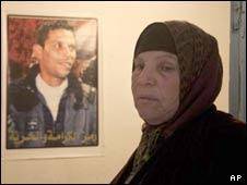 مادر دستفروش تونسی: خوشحالم پسرم شعله انقلاب را روشن کرد