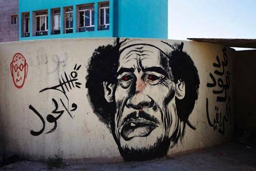 کاریکاتور قذافی بر دیوارهای شهر بنغازی/عکس