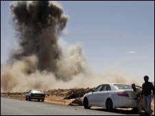 حمله هوایی نیروهای ناتو به کاروان مخالفان مسلح قذافی