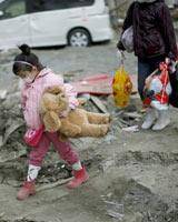دختربچه ژاپنی از زیر خروارها آوار، عروسکش را پیدا کرد اما پدرش را نه!/ عکس