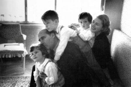 عکس/ برنده اسکار در کنار همسر و سه فرزندش