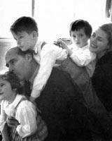 بازیگر زن برنده اسکار در کنار همسر و 3 فرزندش/ عکس
