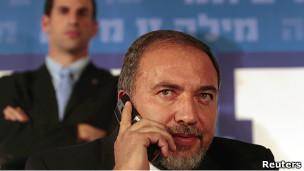 شنیده شدن صدای سیفون هنگام مصاحبه وزیر خارجه اسرائیل