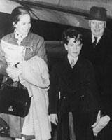 چارلی چاپلین در کنار همسر، 3 دختر و پسرش/ عکس