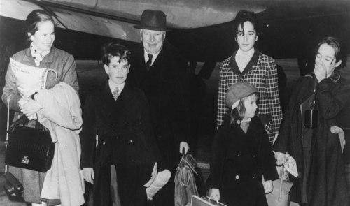 چارلی چاپلین در کنار همسر، سه دختر و پسرش / عکس