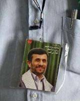 تصویر  "احمدی‌نژاد"بر گردن یکی از نمازگزاران/ عکس