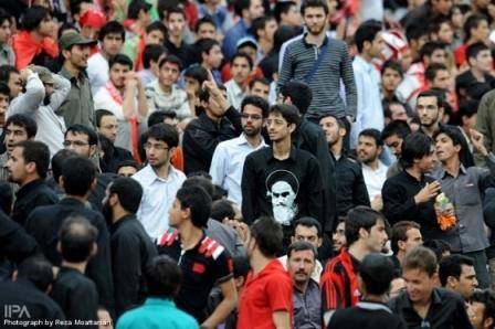کتک خوردن جوانی که عکس امام روی پیراهن اش بود+ عکس