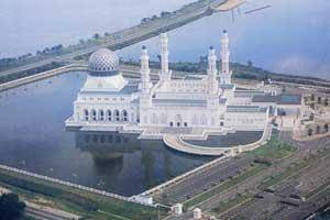 مسجدی عظیم روی آب\عکس