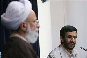 این شخص مسئله‌دار، آقای احمدی نژاد را مسخّر کرده و او توی مشتش هست