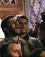 احمدی‌نژاد در حال گفتن اذان/ عکس