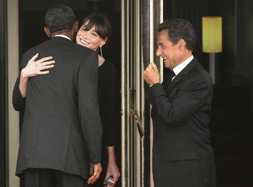 زن سارکوزی در آغوش اوباما +عکس