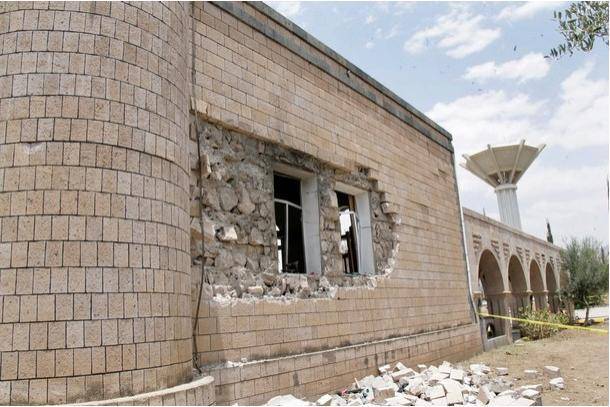 عکس / حمله به مسجد کاخ ریاست جمهوری یمن که فرار رئیس جمهور را در پی داشت + جشن و سرور مردم در پی فرار عبداالله  صالح به عربستان 