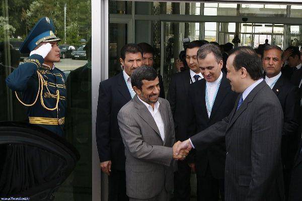 تصاویر: غایب سفر احمدی نژاد در قزاقستان كیست؟!
