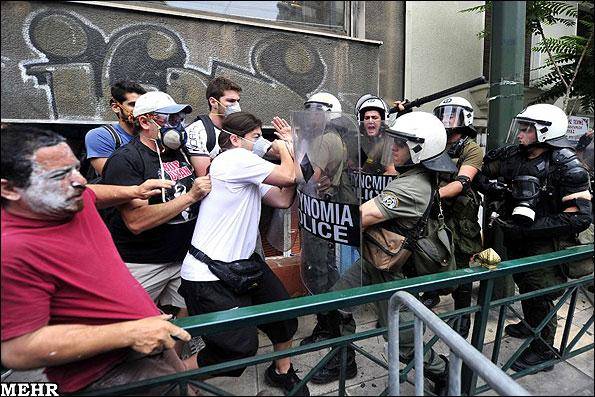 یونان صحنه اعتراضات گسترده مردمی / لایحه ریاضت اقتصادی تصویب شد