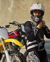 تمرین دختر موتورسوار ایرانی در کوه‌های اطراف تهران / گزارش تصویری