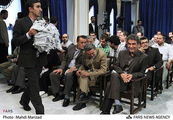 احمدی نژاد لوح امضا شده مشایی را اهدا کرد+تصاویر