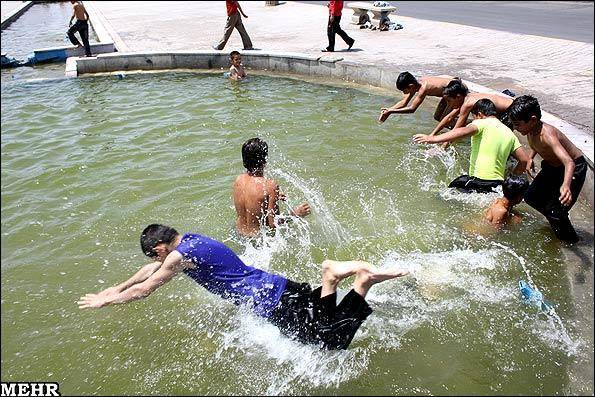 عکس خبری/ شنای کودکان در میدان امیرچخماق یزد