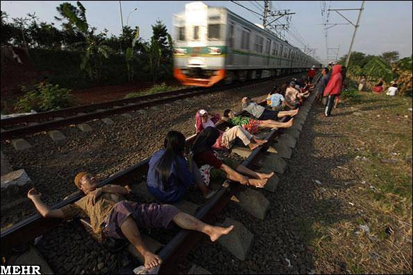 عکس خبری/ شفا بخشی ریل قطار در اندونزی
