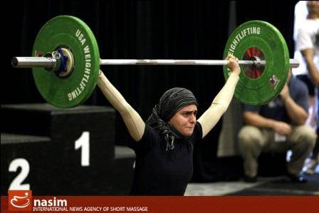 زن مسلمان آمریکایی و محجبه وزنه بردار (عکس)