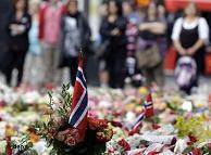 مردم سوئد و نروژ ساعت ۱۲ امروز به یاد ۹۳ قربانی جنایت جمعه یک دقیقه سکوت کردند. برادر ناتنی "مته ماریت" همسر ولیعهد نروژ نیز در میان قربانیان بوده است. آندرس برینگ برایویک عامل کشتارها خواستار بازپرسی علنی شده است.