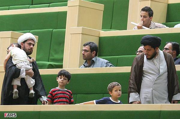 تصویر: طلبه و پسرانش در جلسه مجلس
