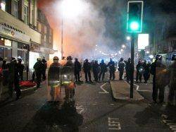 تلاش پليس لندن براي شناسايي عوامل ناآرامي هاي شب گذشته در منطقه 'تاتنهام'