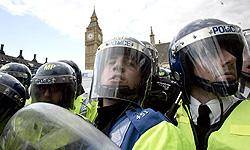 لندن 16 هزار نيروي پليس را براي سركوب اعتراضات فراخواند