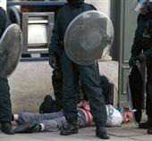 یورش شبانه پلیس انگلیس به خانه های معترضان