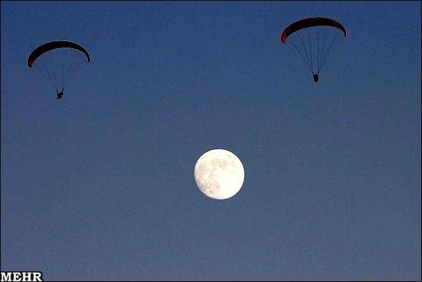 تصاویری دیدنی از ماه در شبهای تابستان/ ماه در میان دو سرباز!