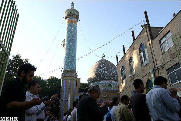 گزارش تصویری / اقامه نماز عید فطر در امامزاده حسن کرج