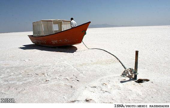 دریاچه ارومیه همچنان خشک می شود و میزگردها ادامه دارد!