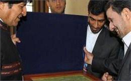 احمدی نژاد: سیطره سلطه‌گران به واسطه بیداری ملت‌ها رو به پایان است